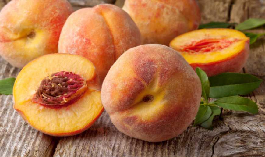 Садівники Волині збирають перші врожаї морозостійкого персика