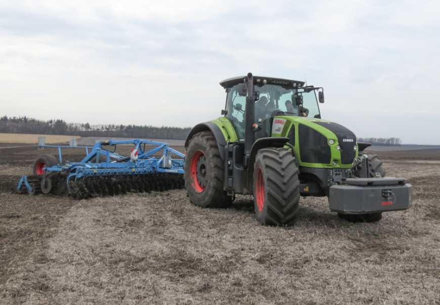 Трактор CLAAS AXION 950 разом із Lemken RUBIN 9 культивують ґрунт