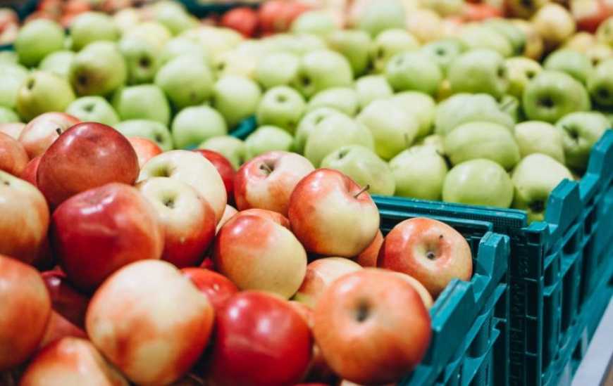 Ціни на яблука в українських супермаркетах зросли до 70 грн/кг