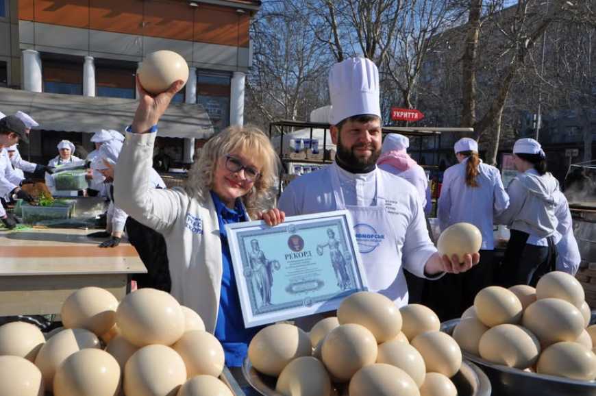 На Одещині зварили рекордний зелений борщ із страусиними яйцями