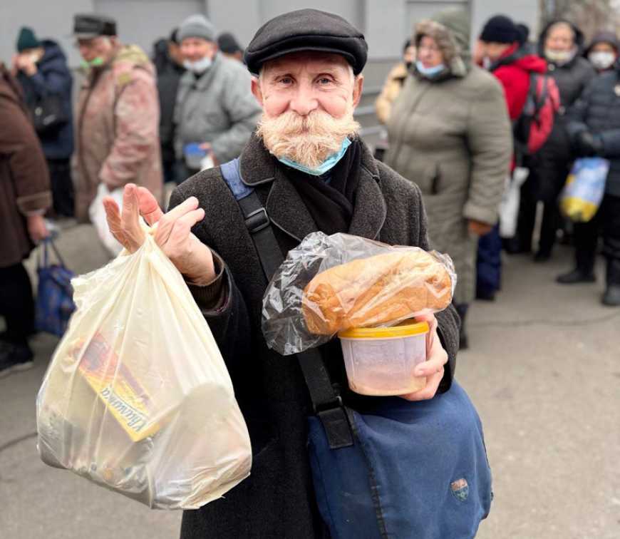 Понад 1600 малозабезпечених літніх людей у Києві отримали продуктові набори за підтримки Corteva Agriscience та GlobalGiving