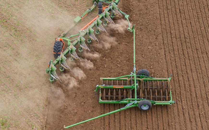 Плуг Tyrok 400 Onland здатний працювати поза борозною