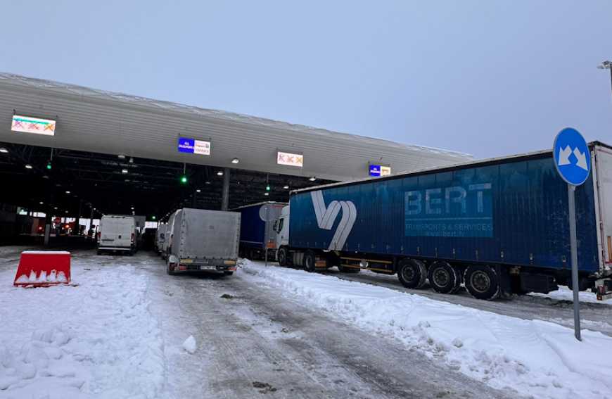 За першу добу через «Угринів-Долгобичув» до Польщі пройшло понад 100 вантажівок з України