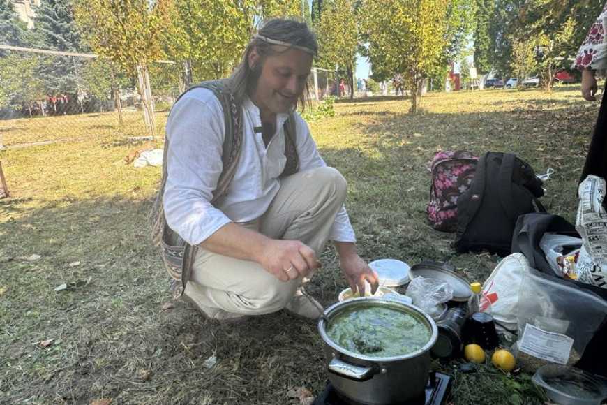 Конопляним борщем частували гостей борщ-батлу на Житомирщині