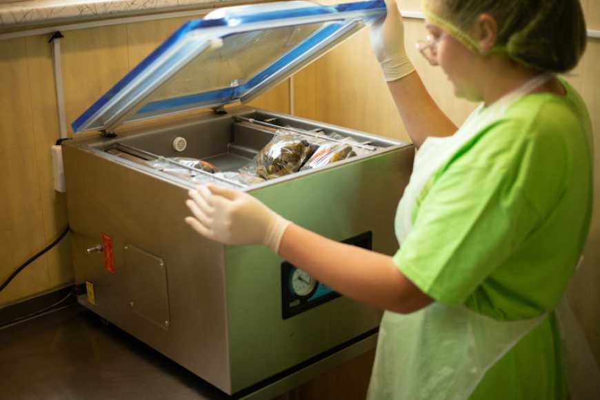 На Полтавщині переселенка з Харкова виготовляє страви тривалого зберігання в реторт-пакетах