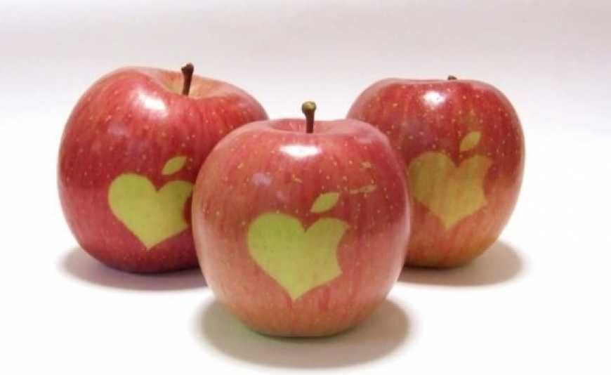 Писане яблуко: виробники маркують плоди написами та малюнками, щоби покращити продажі