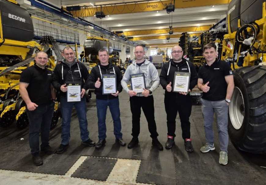 Сервісні інженери НФМ АГРО пройшли технічне навчання на заводі BEDNAR у Чехії