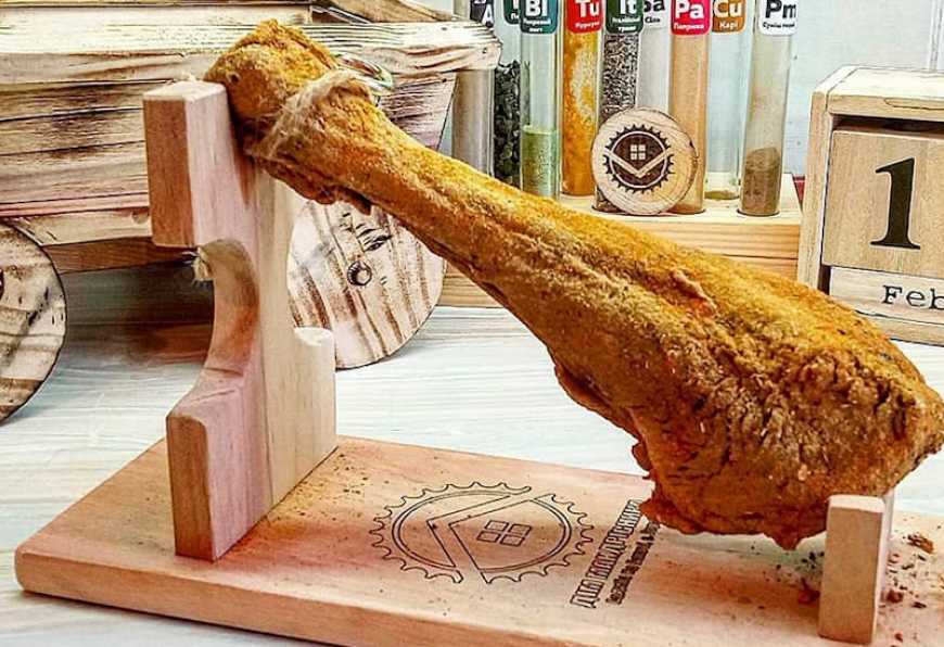 На Хмельниччині виготовляють крафтовий індичий хамон та бастурму з курки