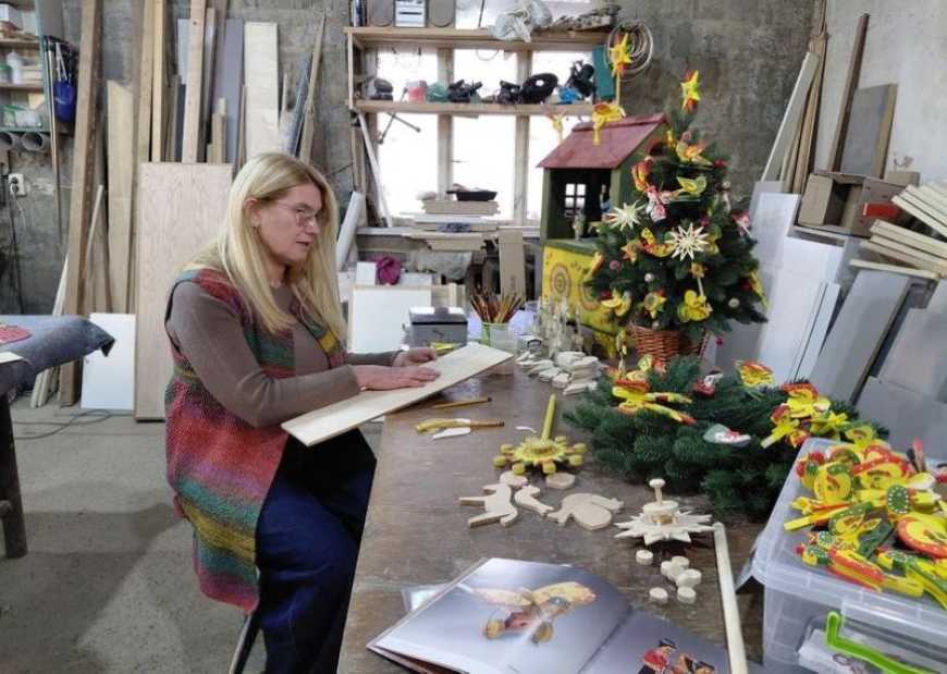 На Львівщині майстриня відроджує традицію виготовлення дерев&rsquo;яних ялинкових іграшок