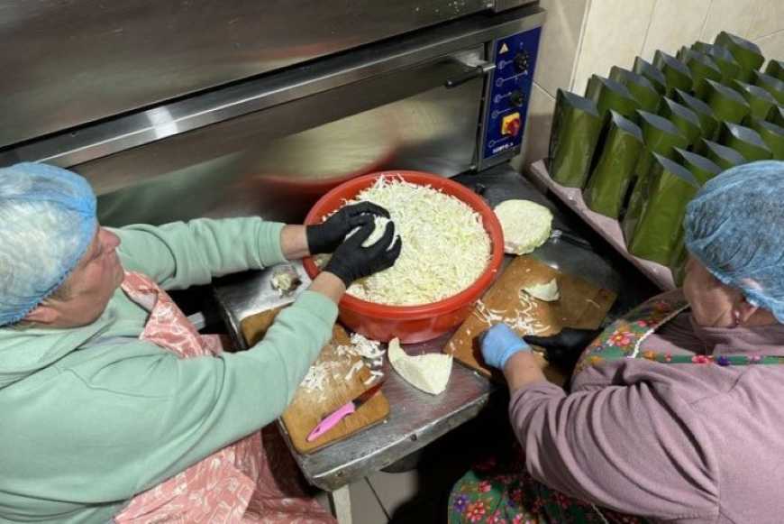 На Кіровоградщині для військових готують їжу, яку можна скидати з дронів