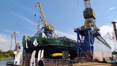 Найбільшу баржу в Україні добудували та спустили на воду