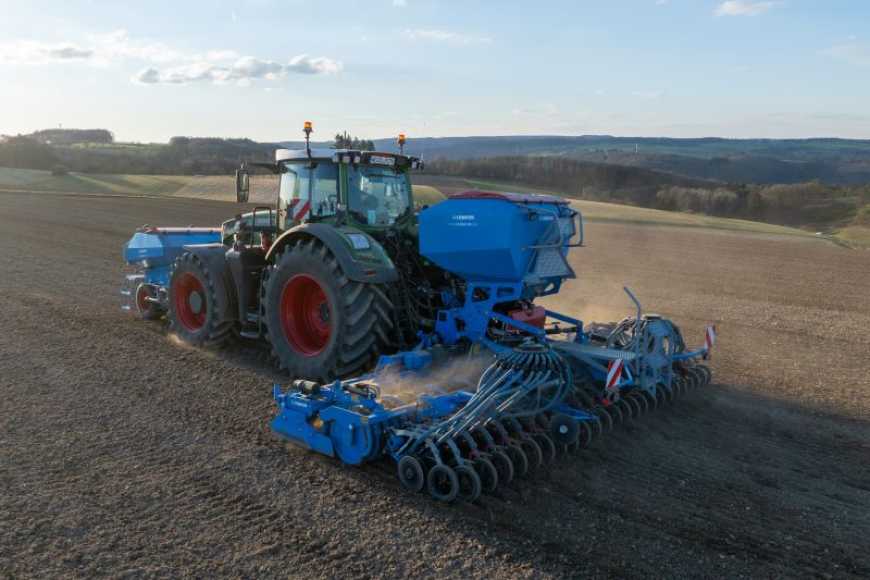 Навісна, складувана, пневматична: унікальна сівалка LEMKEN Solitair MF