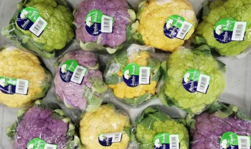 На ринках виробники овочів приваблюють покупців кольоровою цвітною капустою