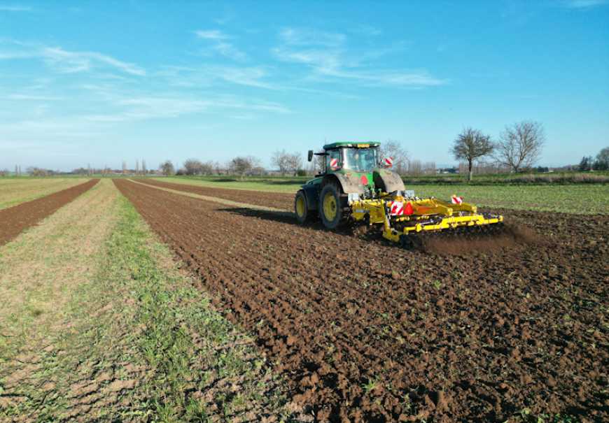 ROLANA агрегатує глибокорозпушувачі TERRALAND TN_PROFI з тракторами John Deere 8R і 8RX