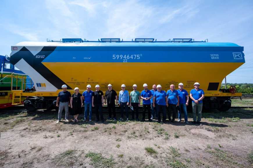 На Львівщині запустили серійне виробництво зерновозів