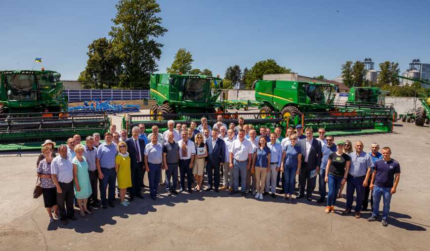 Компанія «Агросем» урочисто передала агрофірмі «Вільхівці» ключі від техніки JOHN DEERE