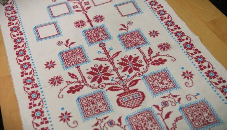 В Києві презентували унікальний гастрономічний рушник із закодованими рецептами страв з «Енеїди»