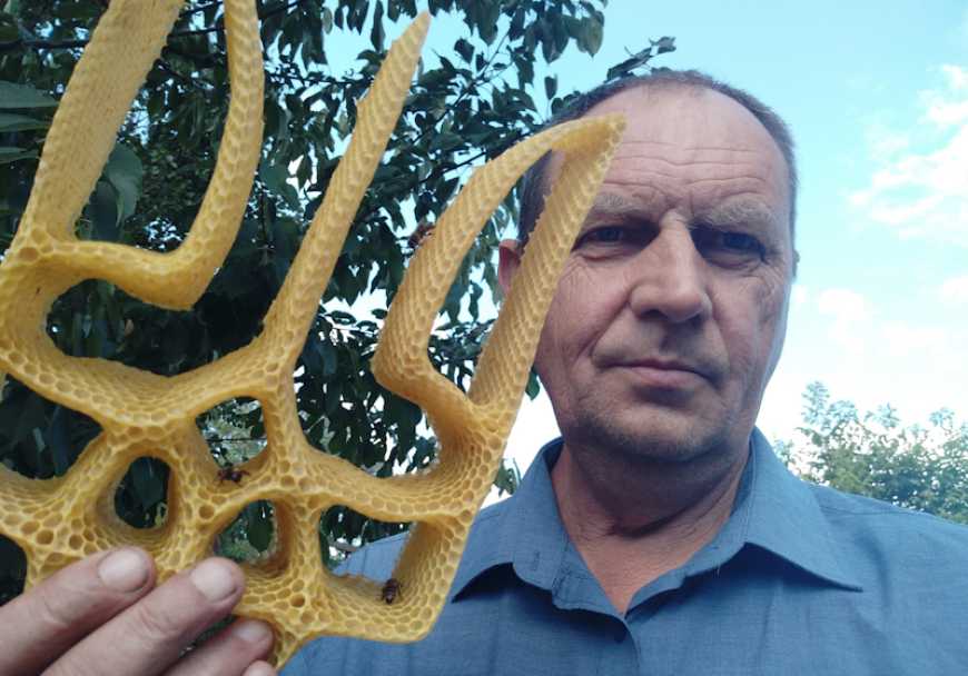 На Запоріжжі пасічник створив унікальний медовий тризуб