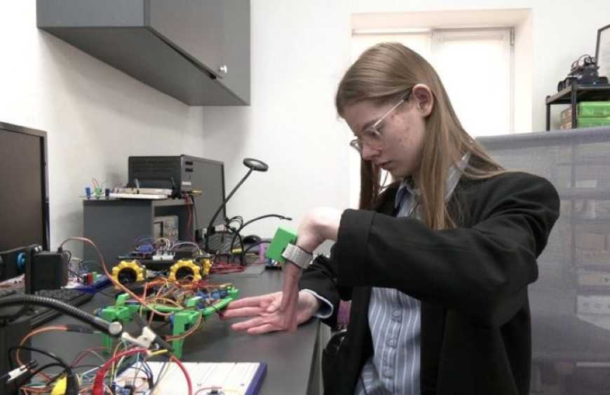 На Рівненщині студенти створили дрон, який може доглядати за полем і знаходити міни