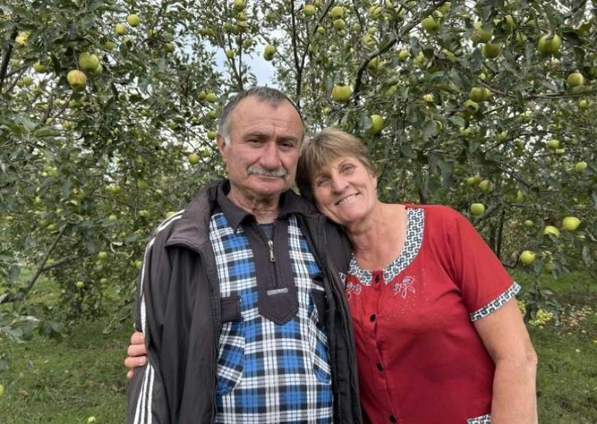 На Дніпропетровщині подружжя продовжує вирощувати яблука за 20 км від лінії фронту