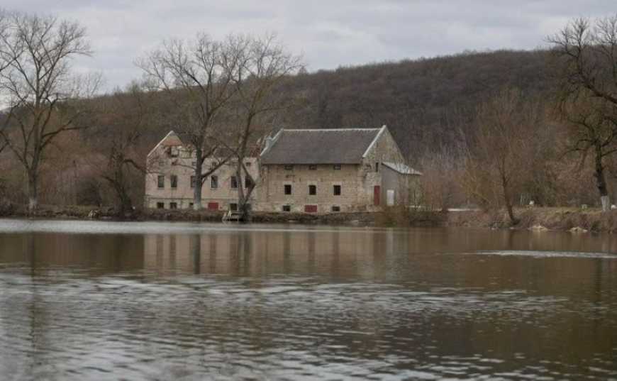 На Тернопільщині подружжя з Дніпра відновлює старий водяний млин