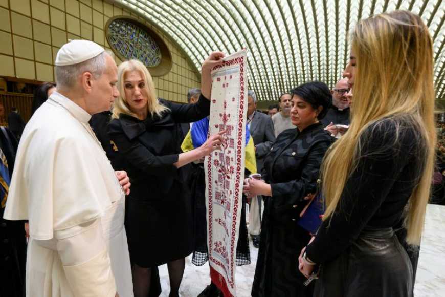 Папі Римському у Ватикані подарували рушник &laquo;Енеїда&raquo;, створений за підтримки Фонду &laquo;МХП-Громаді&raquo;