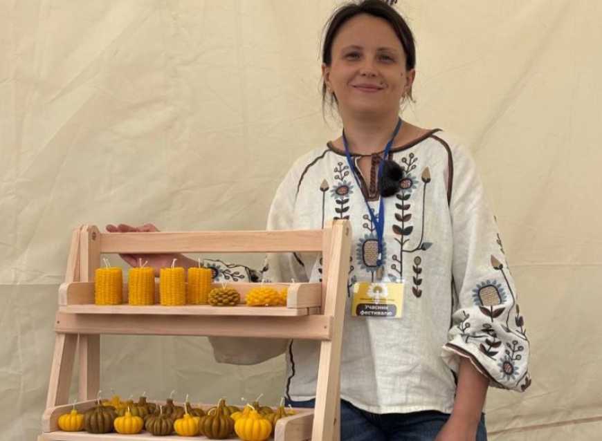 На Житомирщині фермерка запустила лінію з виробництва крем-меду та виробів з воску