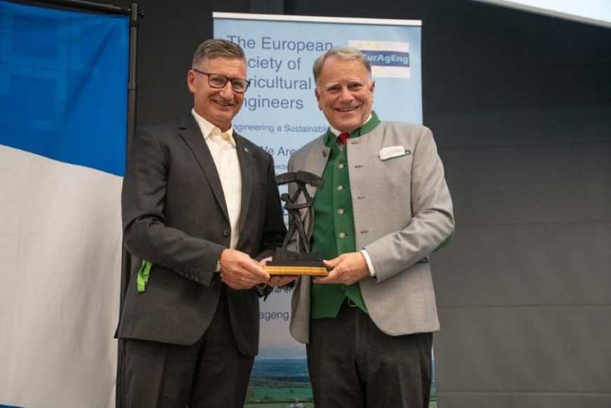 Клаус Пьоттінгер отримав нагороду «Award of Merit» за видатні досягнення в галузі сільгосптехніки