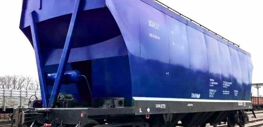 Укрзалізниця показала перший зерновоз власного виробництва