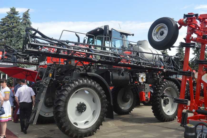 Компанія АМАКО представила на Агро-2019 лінійку самохідних обприскувачів Massey Ferguson