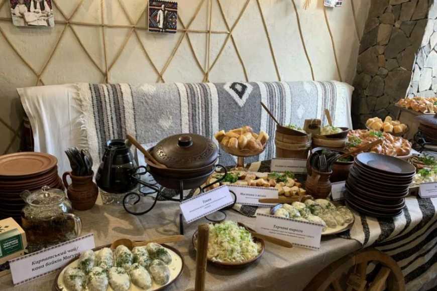 Рекорд України: у Львові приготували два десятки автентичних бойківських страв