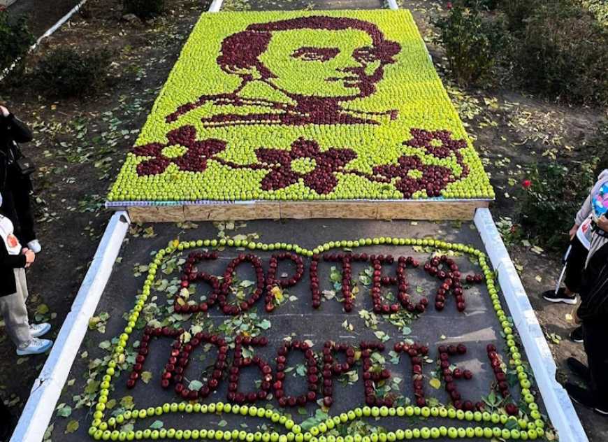 На Одещині школярі створили з 7004 яблук рекордний портрет Шевченка