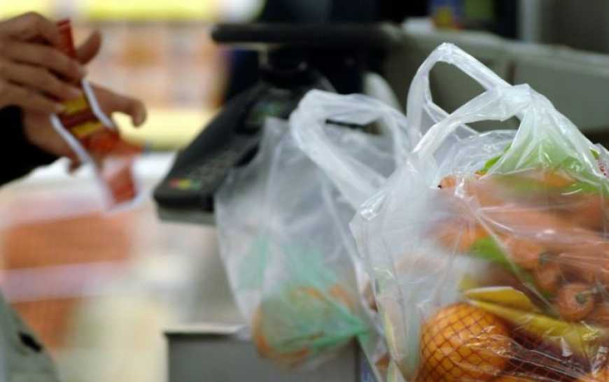 В Україні з 2022 року заборонять пластикові пакети