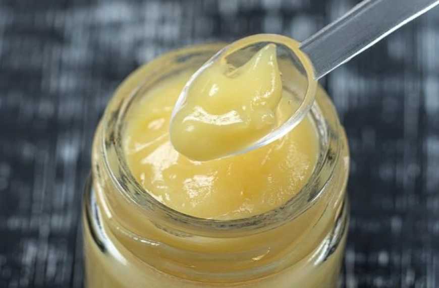 На Одещині пасічник виготовляє королівське желе