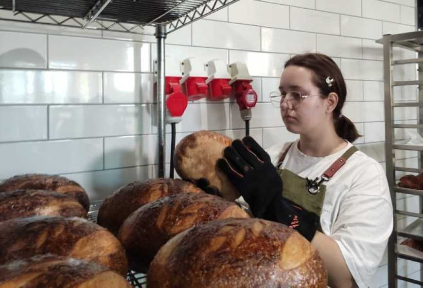 Крафтове виробництво: переселенка випікає в Тернополі хліб