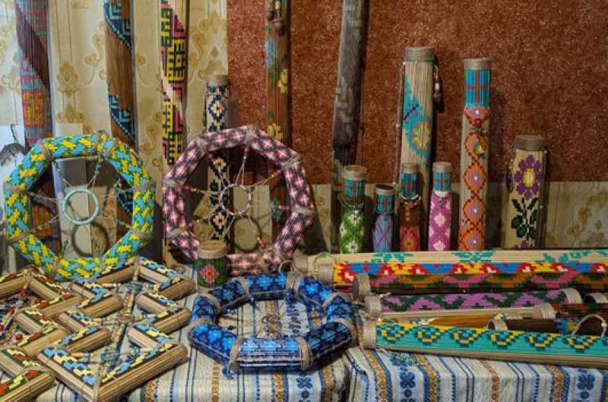 Як майстриня з Луцька виготовляє з отруйного борщівника дивовижні музичні інструменти